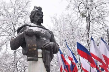 Глава ДНР возложил цветы к памятнику Богдану Хмельницкому в Симферополе (ФОТО)