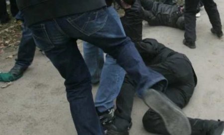 Толпа мигрантов избила человека у ТЦ в Москве (ФОТО, ВИДЕО)