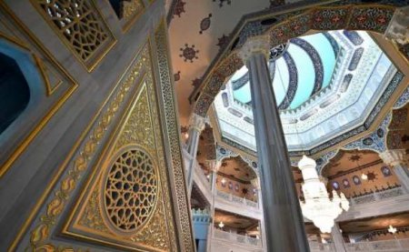 Девушка разделась у мечети в Москве и быстро поплатилась (ФОТО)