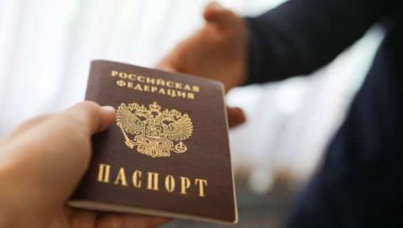 Таджикий блогер публично разорвал паспорт России, вскоре пришлось извиняться (ВИДЕО)