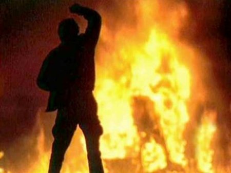 СК показал кадры, как бандит пытается сжечь девушку на пожаре в Москве (ВИДЕО)