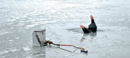 Повторение трагического прыжка в прорубь: мужчина утонул под Днепропетровском (ФОТО, ВИДЕО)