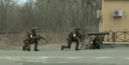 Яркие кадры: 200 спартанцев русского спецназа удерживают аэродром под Киевом (ВИДЕО)