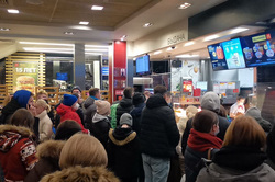 Екатеринбуржцы осадили McDonald’s накануне закрытия ресторана. Фото