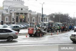 На парковке в центре Челябинска провалился асфальт. Фото