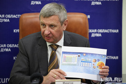 Сенатор Муратов показал белорусскому министру курганский завод. Фото