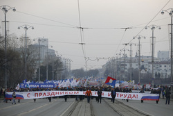 Центр Екатеринбурга заполнили участники первомайского шествия. Видео, фото