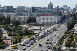 Центр Екатеринбурга встал в пробку из-за елей у мэрии. Фото