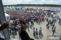 Посетители «Иннопрома» стоят в огромной очереди у входа. Фото