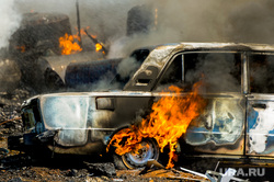 В Тюмени во дворе дома загорелся автомобиль