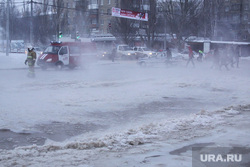 В Екатеринбурге прорвало трубы, подтоплены улицы. Фото