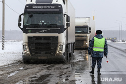 Из-за снегопада на пермской трассе на три дня ограничили движение для грузовиков