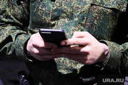 Полковник Иванников призвал запретить пользоваться мобильными телефонами в зоне СВО