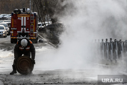 В Екатеринбурге вода затопила перекресток