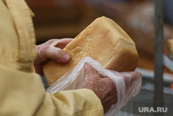 В магазине Миасса пенсионерам бесплатно раздают хлеб. Фото