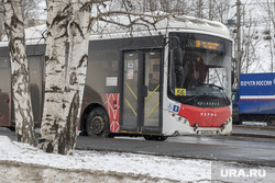 Автобус протаранил забор в Перми. Видео