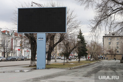 В Каменске-Уральском вандалы разгромили рекламный билборд. Видео