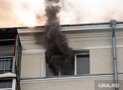 В Екатеринбурге загорелась квартира в многоэтажке. Фото, видео