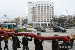 По центру Екатеринбурга пронесли «Дерево смерти». Фото, видео