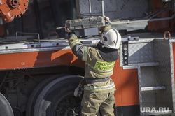 Свердловские силовики пытаются потушить горящий дом на Уралмаше