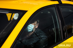 Екатеринбургский таксист избил пассажира под крики «русня поганая»