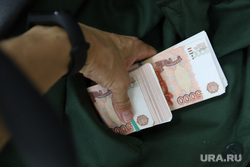 Shot: полицейские попытались украсть найденные москвичкой 200 тысяч рублей