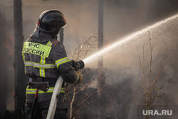 В ХМАО спасатели тушат крупный очаг возгорания