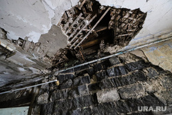 В городе ЯНАО следователи проводят проверку из-за рухнувшего потолка