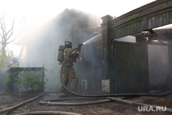 В Екатеринбурге пожарные ликвидируют пожар в двух частных домах. Видео