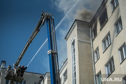 В Сургуте загорелся многоэтажный дом с магазином. Фото