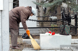 В Пермском крае у пенсионерок украли телефоны, пока те прибирались на могилах родителей