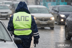 Свердловские госавтоинспекторы спасли мужчину, застрявшего на дороге без бензина