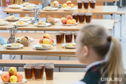 В новой школе в столице ЯНАО детям не достается еда в столовой