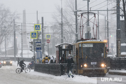 В Екатеринбурге Honda вылетела на трамвайные пути