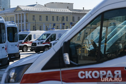 На ЖД-вокзал Екатеринбурга съехались машины скорой помощи