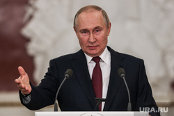 Путин пообещал решить вопрос с кредитными каникулами для участников СВО