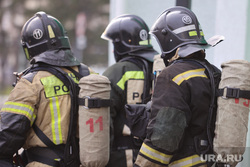 В Екатеринбурге спасатели вытащили из горящей квартиры человека