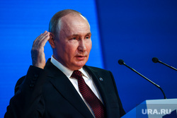 Путин предложил на фестивале поаплодировать женщинам в преддверии 8 Марта