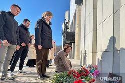 К стихийному мемориалу в Кургане пришла замгубернатора Кирилова. Фото, видео