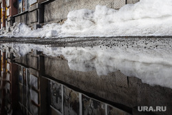 Коммунальщики не справляются с таянием снега в городах ХМАО. Фото