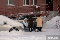 В ЯНАО родители больных детей не могут припарковаться из-за коммунальщиков. Фото