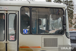 Пермяки пожаловались на водителя автобуса, который не довез людей до деревни. Фото