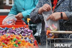 В столице ЯНАО продают конфеты от известного бренда с «живой» начинкой. Фото