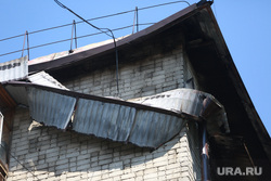 В челябинском районе после торнадо чинят крыши домов. Фото
