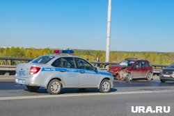 Житель ХМАО врезался в ограждение на угнанном микроавтобусе