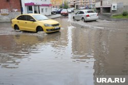 В Тюмени водитель водооткачивающей машины раскрыл, куда сливают воду из луж