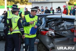 В центре Перми иномарка вылетела с дороги на лестницу: фото, видео