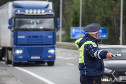 В Челябинской области на трассе М5 в кювет улетел грузовик. Видео