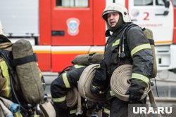 В Екатеринбурге на Уралмаше полыхают два дома. Фото, видео