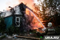 В Златоусте горит несколько жилых домов. Фото, видео